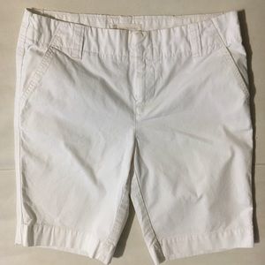 GAP. White Bermuda shorts. Side/back pockets.